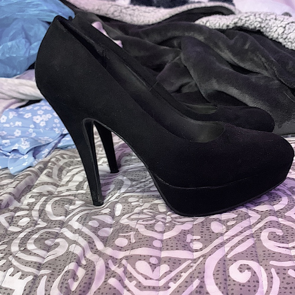 Woman heels in a size 9, and black.